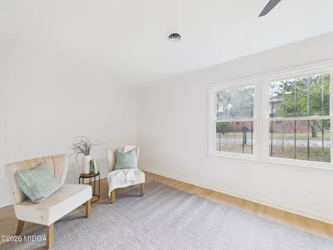 Living - 914 Bess St, Perry, GA 31069 photo 2 of 7