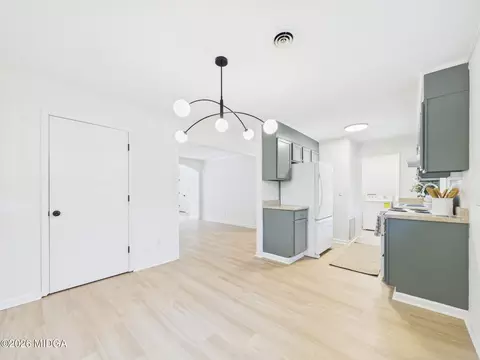 Dining - 914 Bess St, Perry, GA 31069 photo 2 of 2