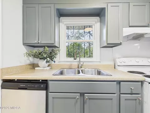 Kitchen - 914 Bess St, Perry, GA 31069 photo 2 of 3