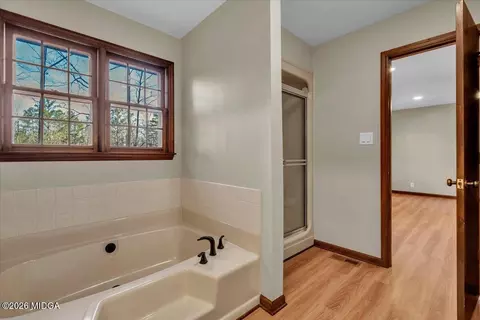 Bath - 204 Creekside Dr, Gray, GA 31032 photo 3 of 5