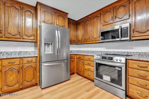 Kitchen - 204 Creekside Dr, Gray, GA 31032 photo 3 of 6