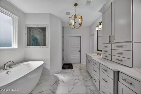 Bath - 105 Fox Ct, Forsyth, GA 31029 photo 1 of 2