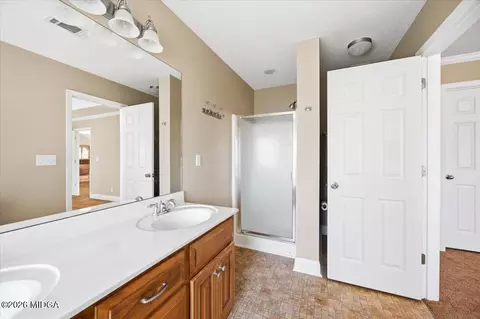 Bath - 546 Aarons Cir, Gray, GA 31032 photo 2 of 3