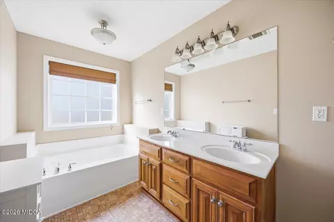 Bath - 546 Aarons Cir, Gray, GA 31032 photo 1 of 3