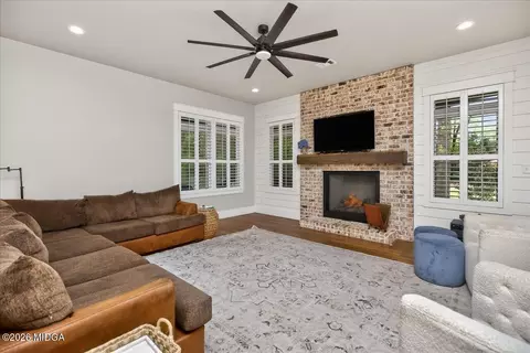 Living - 1031 Cherokee Rd, Perry, GA 31069 photo 4 of 5