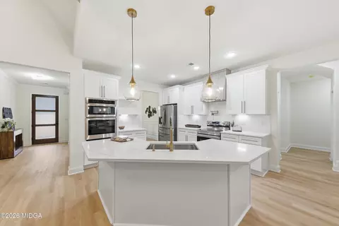 370 Harbour Shores Dr, Jackson, GA 30233