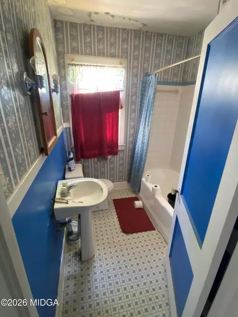 Bath - 2631 Suwanee Ave, Macon, GA 31204 photo 2 of 2