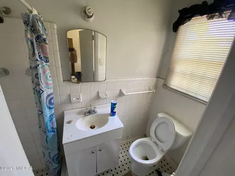 Bath - 2631 Suwanee Ave, Macon, GA 31204 photo 1 of 2