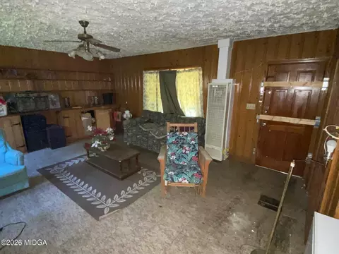 Living - 2631 Suwanee Ave, Macon, GA 31204 photo 4 of 6