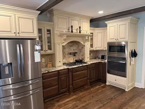 Kitchen - 917 Broken Arrow Trl, Perry, GA 31069 photo 5 of 6