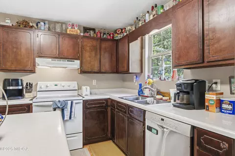 Kitchen - 152 Rifle Range Rd, Gray, GA 31032 photo 2 of 4