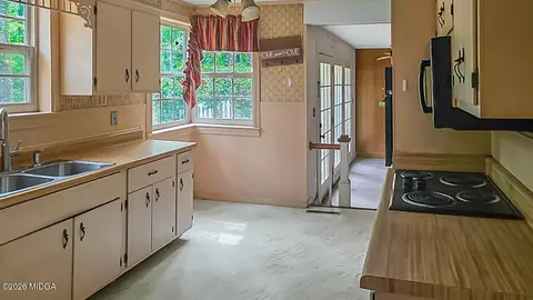 Kitchen - 819 Hillcrest Dr, Thomson, GA 30824 photo 2 of 5