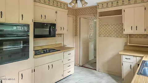 Kitchen - 819 Hillcrest Dr, Thomson, GA 30824 photo 3 of 5
