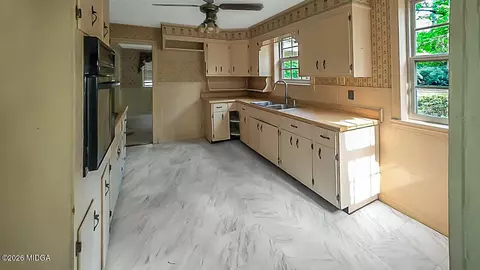 Kitchen - 819 Hillcrest Dr, Thomson, GA 30824 photo 4 of 5