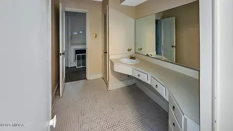 Bath - 819 Hillcrest Dr, Thomson, GA 30824 photo 5 of 5