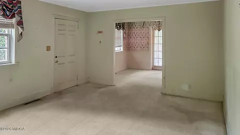 Living - 819 Hillcrest Dr, Thomson, GA 30824 photo 2 of 6