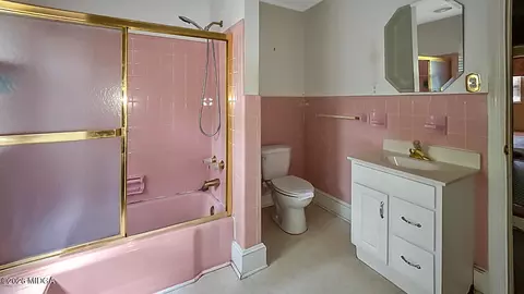 Bath - 819 Hillcrest Dr, Thomson, GA 30824 photo 2 of 5