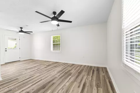 Living - 237 Suzanne Dr, Warner Robins, GA 31093 photo 2 of 2