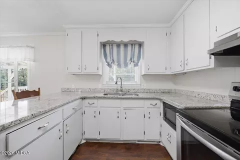 Kitchen - 409 Buck Rd, Gray, GA 31032 photo 2 of 3