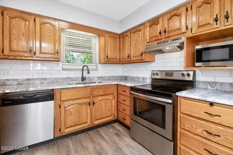 Kitchen - 103 Draper St, Warner Robins, GA 31088 photo 2 of 6