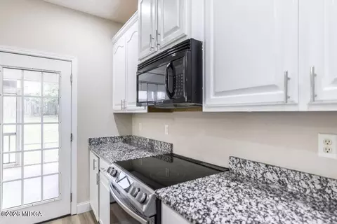 Kitchen - 211 Cade Ter, Warner Robins, GA 31088 photo 3 of 4