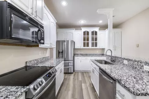 Kitchen - 211 Cade Ter, Warner Robins, GA 31088 photo 2 of 4