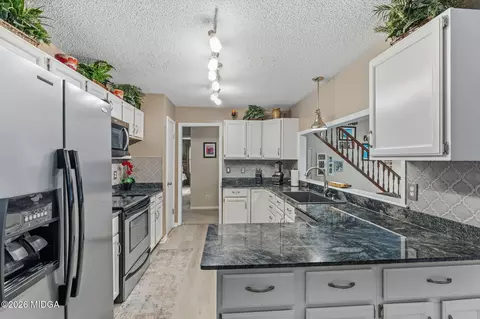 Kitchen - 101 Leconte N, Warner Robins, GA 31088 photo 4 of 4