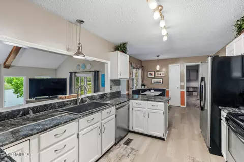 Kitchen - 101 Leconte N, Warner Robins, GA 31088 photo 3 of 4