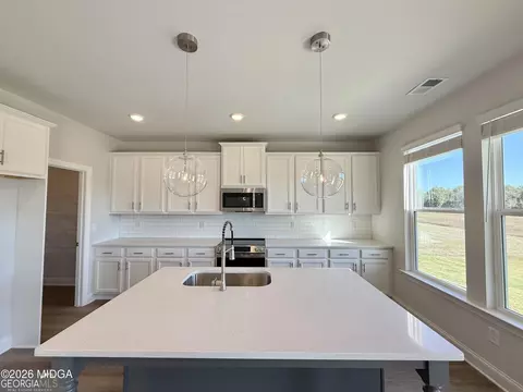 Kitchen - 140 Oak Dr, Gray, GA 31032 photo 3 of 4