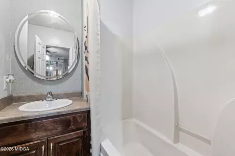 Bath - 2668 Suwanee Ave, Macon, GA 31204 photo 1 of 3