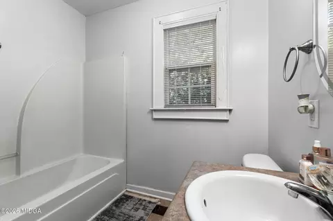 Bath - 2668 Suwanee Ave, Macon, GA 31204 photo 3 of 3