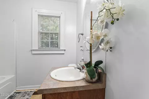 Bath - 2668 Suwanee Ave, Macon, GA 31204 photo 2 of 3