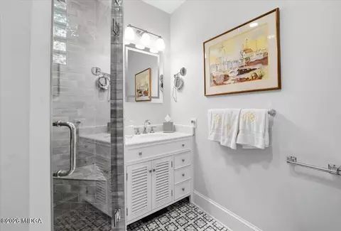 Bath - 138 Covington Pl, Macon, GA 31210 photo 3 of 3