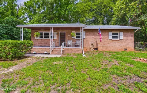910 Perry Dr, Macon, GA 31217