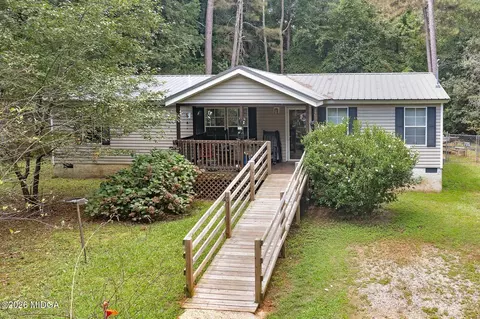 450 Lakeshore Dr, Jackson, GA 30233