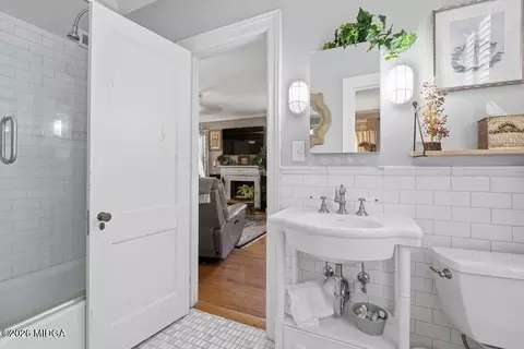 Bath - 3155 Ingleside Ave, Macon, GA 31204 photo 2 of 7