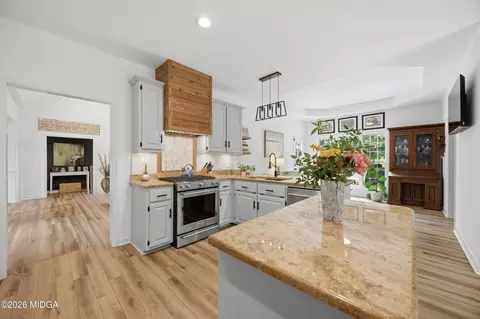 Kitchen - 125 Hampton Ridge Rd, Macon, GA 31220 photo 2 of 6