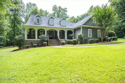 201 Manor Ct, Forsyth, GA 31029