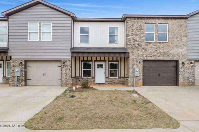 302 Beau Claire Cir, Byron, GA 31008