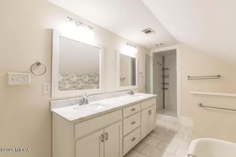 Bath - 167 Pierce Ave, Macon, GA 31204 photo 3 of 3