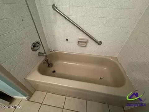 Bath - 111 Foxfire Dr, Warner Robins, GA 31093 photo 2 of 4