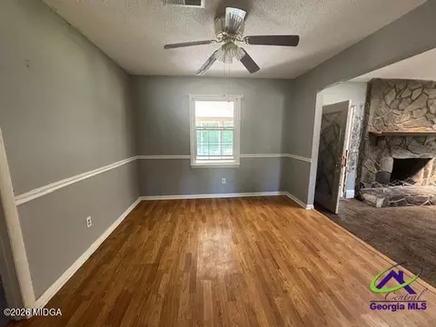 Living - 111 Foxfire Dr, Warner Robins, GA 31093 photo 1 of 3