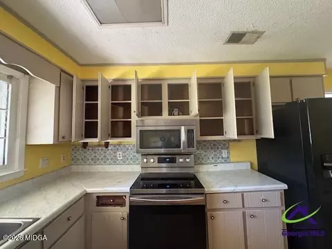 Kitchen - 111 Foxfire Dr, Warner Robins, GA 31093 photo 1 of 3