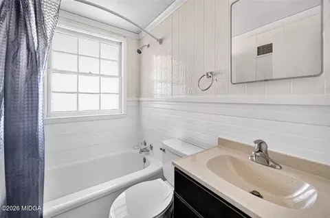 Bath - 825 Maple St, Macon, GA 31201 photo 2 of 2