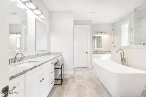 Bath - 665 Edge Rd, Forsyth, GA 31029 photo 1 of 5