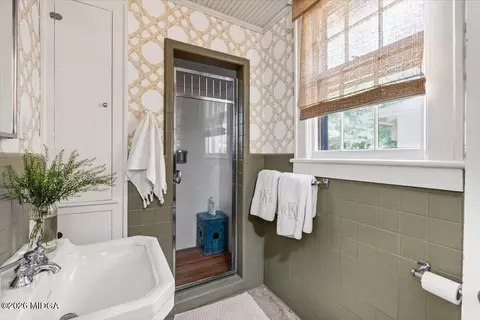 Bath - 2667 Stanislaus Cir, Macon, GA 31204 photo 1 of 3