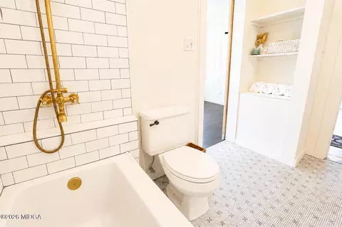 Bath - 342 Rogers Ave, Macon, GA 31204 photo 2 of 10