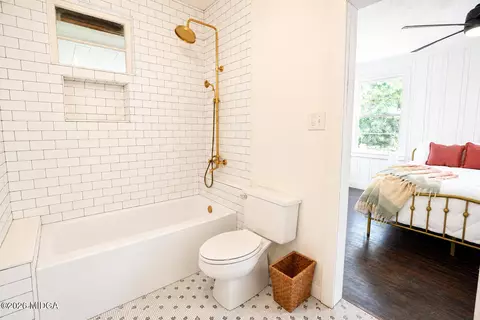 Bath - 342 Rogers Ave, Macon, GA 31204 photo 1 of 10