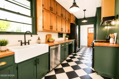 Kitchen - 342 Rogers Ave, Macon, GA 31204 photo 4 of 6