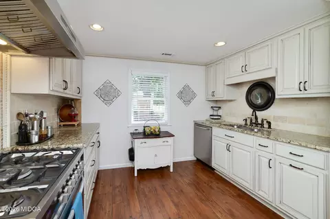 Kitchen - 253 Scout Island Rd, Jackson, GA 30233 photo 2 of 4